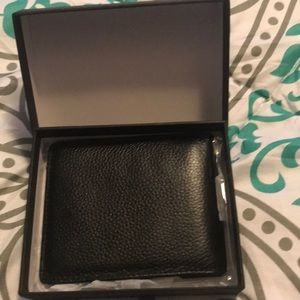 Hauberk rfid Man’s wallet protects credit cards